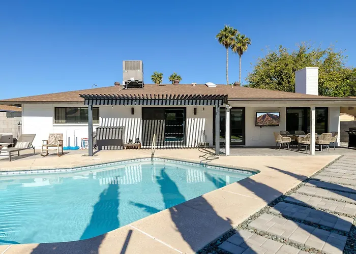 Holiday home Modern Desert Oasis - Shuffleboard Hiking Pool Putting *